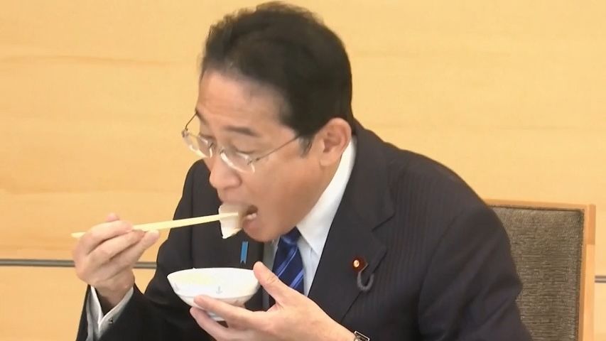 Video: „Bezpečná a výtečná.“ Japonský premiér obědval ryby z Fukušimy